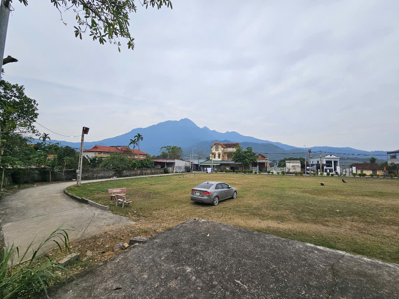 bán lô đất 600m2 gần hồ, sần sân bóng bám mặt đường rộng 19m