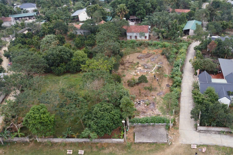 bán lô đất 600m2 gần hồ, sần sân bóng bám mặt đường rộng 19m