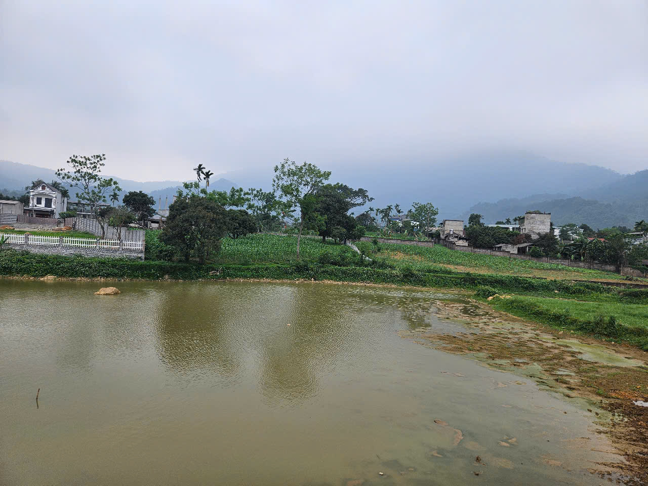 bán lô đất 3982 m2 bám hồ nước , Cách cổng du lịch Khoang Xanh 300m