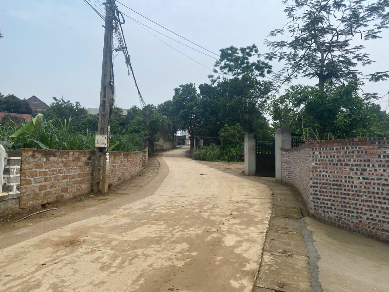 lô đất 720m2 gần đường nhựa, cạnh sân bóng, bắm mặt đường dài lô đất 720m2 gần đường nhựa, cạnh sân bóng, bắm mặt đường dài
