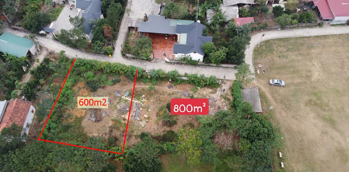 800m2 đất gần hồ, cạnh sân bóng, đường thuân tiện